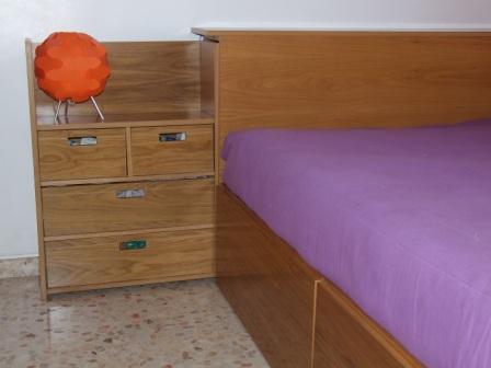 Detalle de mesita de noche extraible